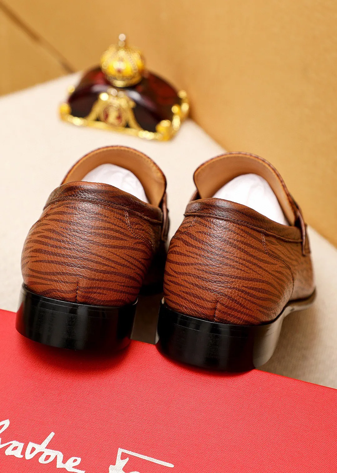 Men's shoes 💰462 💐 Product trademark: Ferragamo "Ferragamo" casual leather shoes Regular size: 38-44 (45.46.47🉑️Customized) Product materials: Selected imported calfskin upper + classic hardware buckle, imported water-dyed cow leather lining. Strong three-dimensional visual effect, original outsole color: 1⃣️color optional